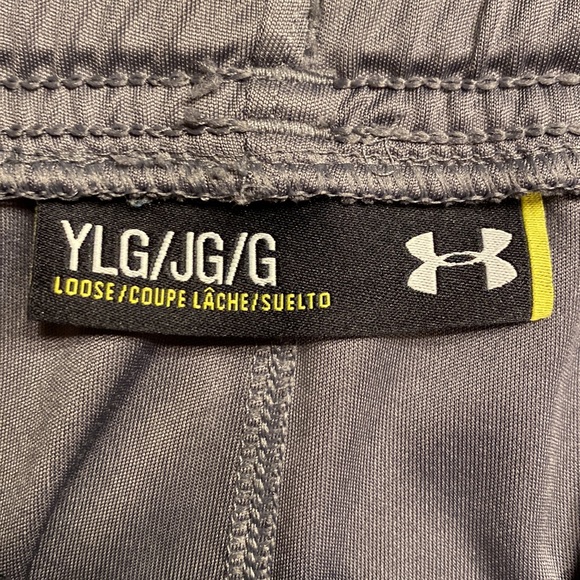 Gray/black Under Armour shorts - Picture 3 of 3